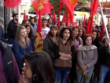 Επεισόδιο σε λαϊκή με πολίτες και μέλη της ΚΝΕ μόλις άκουσαν αριστερά κάλαντα - «Ντροπή, είναι του χριστιανισμού»